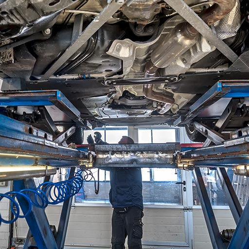 HU-AU - Haupt und Abgasuntersuchung unter dem Auto
