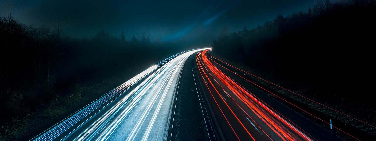 Inspektion und Mobilitätsservice - Autobahn mit Lichtern - Banner