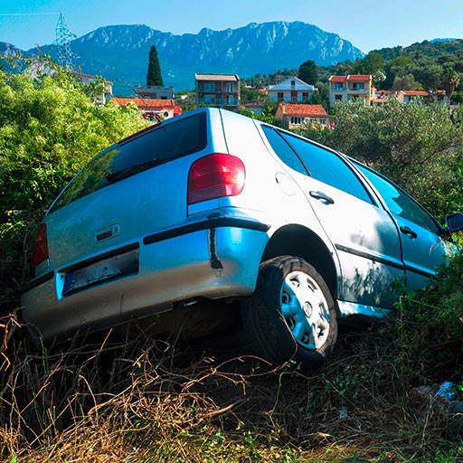 Unfallservice - Auto im Straßengraben