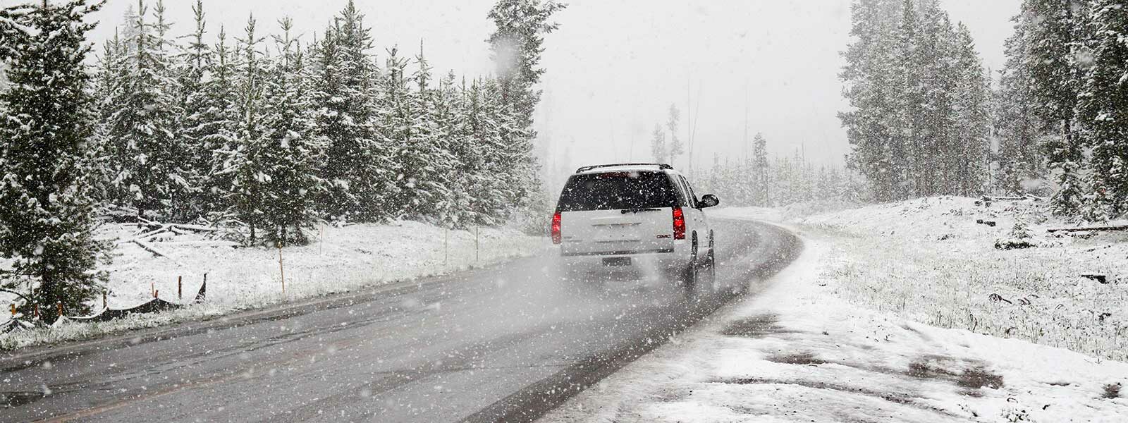 Winterservice - Auto bei Schneefall auf der Straße - Banner