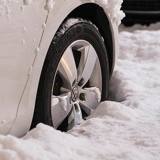 Winterservice - Autoreifen, vergraben im Schnee