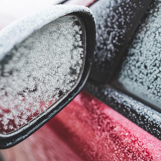 Winterservice - Vereister Seitenspiegel und Seitenscheibe