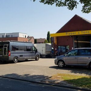 Pieper und Tüns - Außenansicht mit Autos