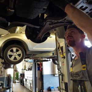 Reparatur und Wartung - Unter dem Auto