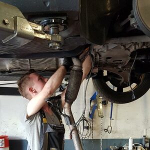 Reparatur und Wartung - Reparatur unter dem Auto