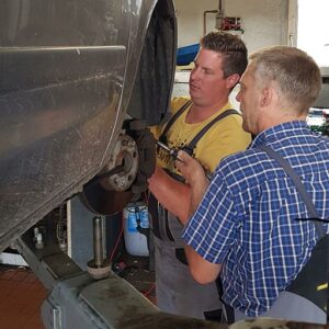 Pieper und Tüns - Autoreparatur zu zweit